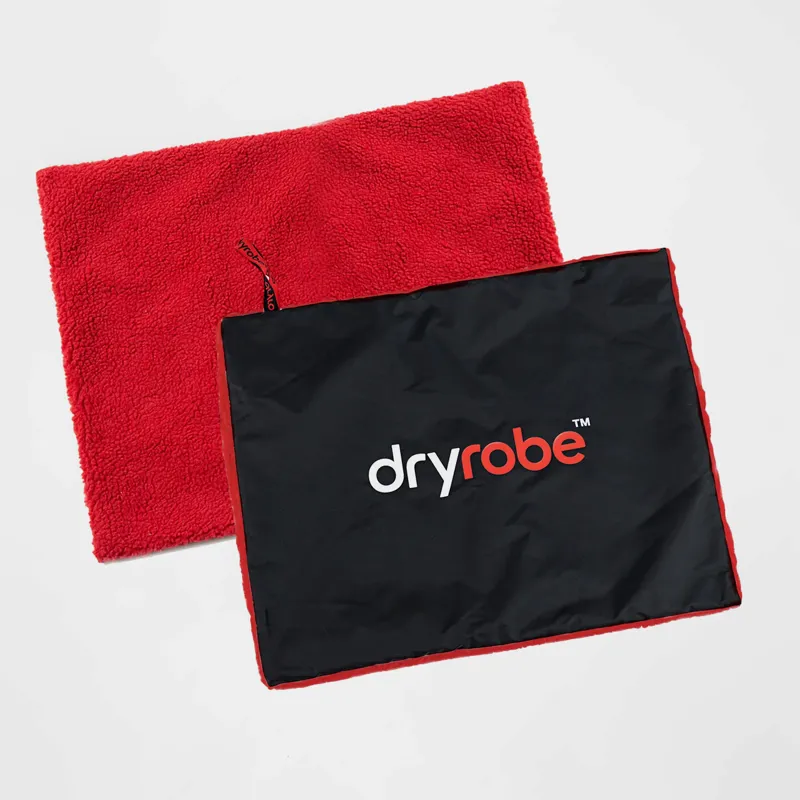 Dryrobe Cushion Cover in Black/Red