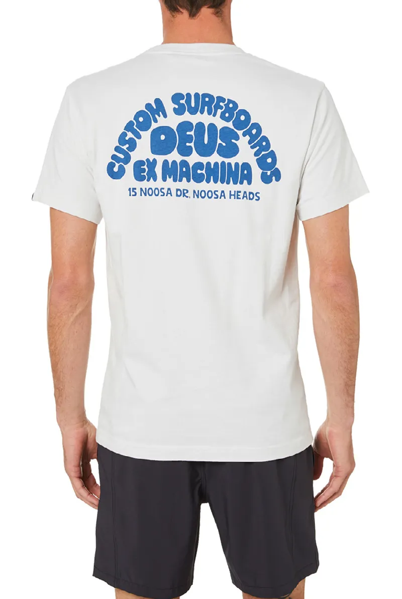 ◆Deus Ex Machina◆ NOOSA SURF TEEWHITE Tees | Deus Ex Machina | Noosa Surf Tee – Deus Ex Machina USA