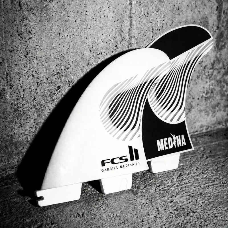 FCS II Gabriel Medina PC Aircore Tri Fin Set in Black/White-2