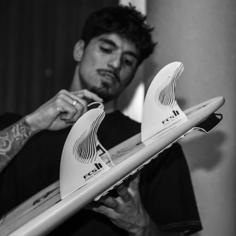 FCS II Gabriel Medina PC Aircore Tri Fin Set in Black/White-3