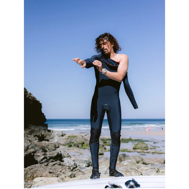 O'Neill Hyperfreak Fire 2026 4/3mm+ Chest Zip Wetsuit in Black-6